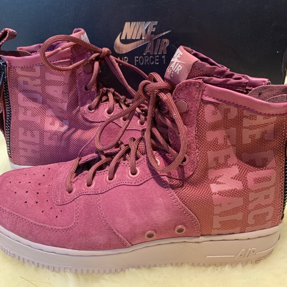 Nike Air Force 1 Mid SF ‘Force is Female’